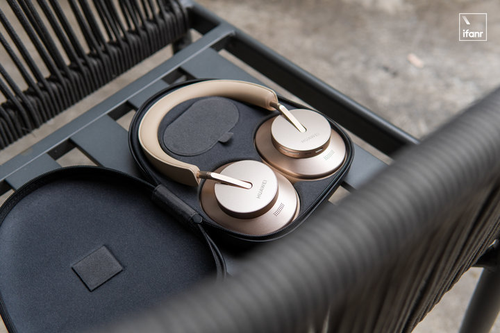 ▲与华为 P40 比身材