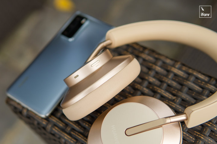 ▲ 左侧耳罩设有 ANC 按钮