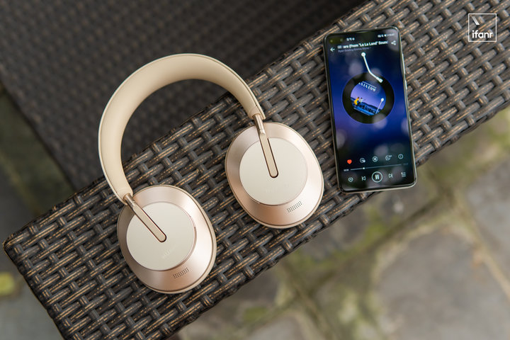 ▲ 左侧耳罩设有 ANC 按钮