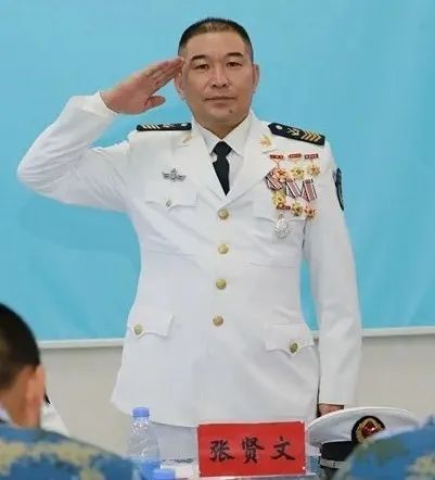 青年时的张贤文右一为某导弹技术队一级军士长盛来玉入伍时的盛来玉左