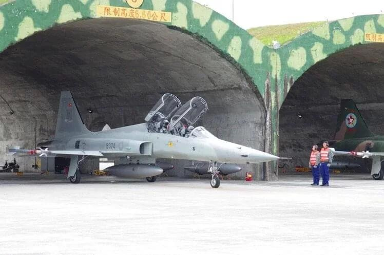 台湾F-5F战斗机出动训练