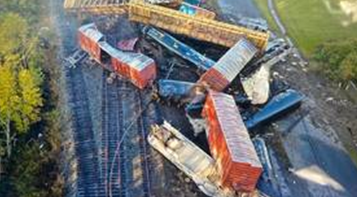 美得州一辆载化学品货运列车脱轨：腐蚀品泄漏 附近居民紧急疏散