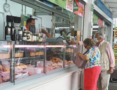 顾客在新特斯塔丘市场内的店铺购买食品。本报记者 韩 硕摄