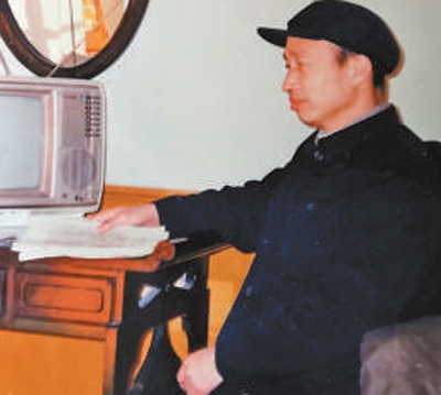 　　年轻时候的李景富在备课。　　资料照片