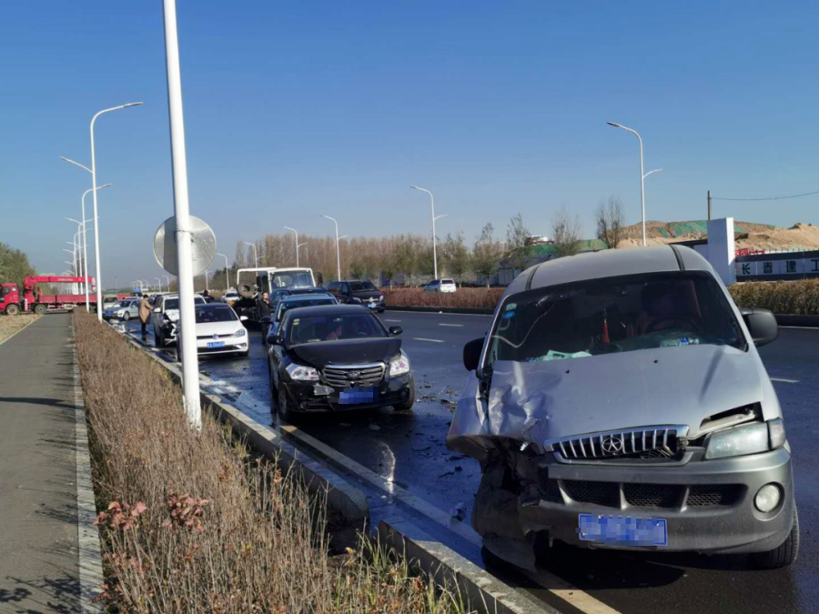 长春畅溪街路面结冰发生交通事故,40辆车不同程度受损