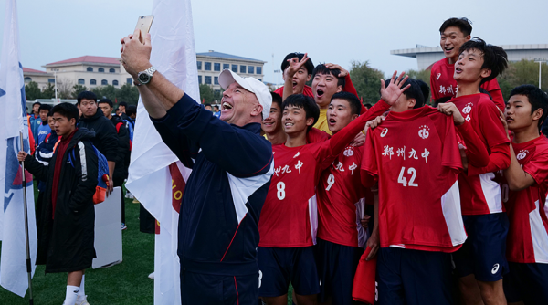郑州九中1：0赢下比赛，外籍教练与球员一同庆祝胜利。