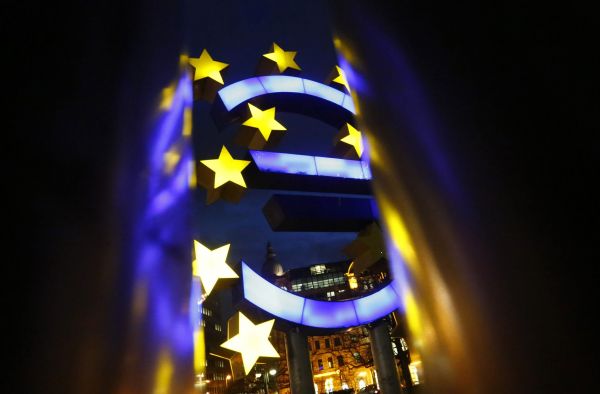 德国法兰克福欧洲央行总部外著名的欧元标志。新华社/路透