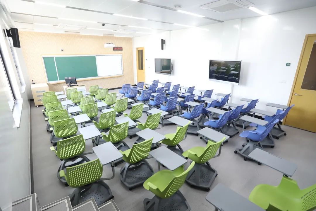 焕然一新的上海理工大学第一教学楼智慧教室投入使用.