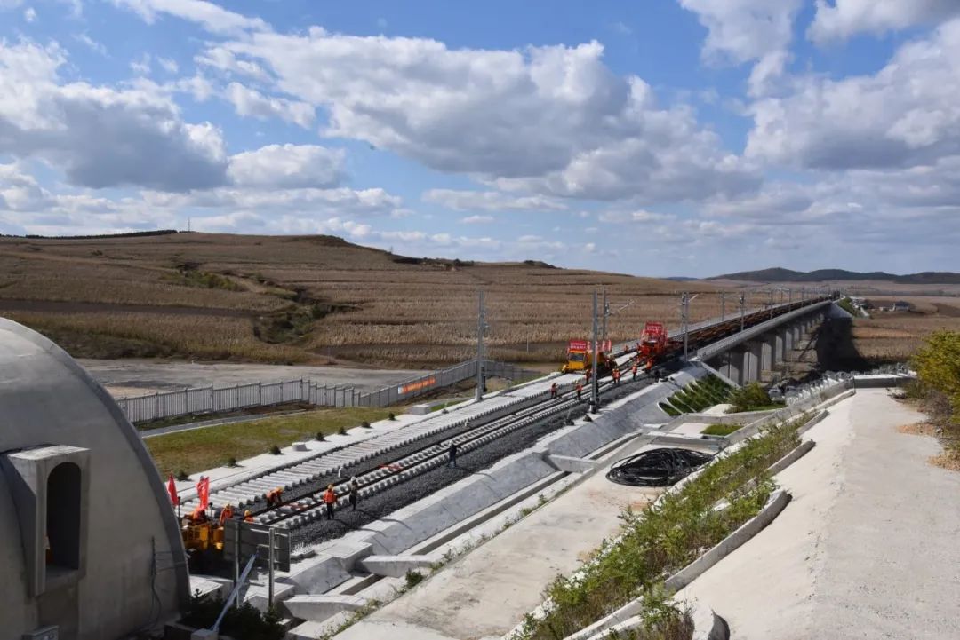 牡佳客专牡丹江段轨道铺设完成快看新建站房↘