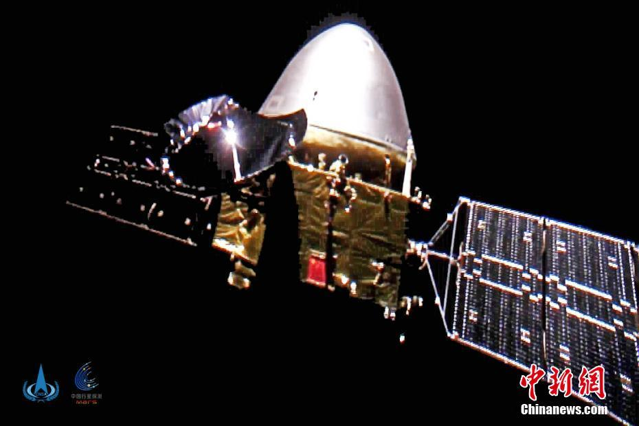 资料图：2020年10月1日，中国国家航天局发布中国首次火星探测任务天问一号探测器飞行图像，图上的五星红旗光彩夺目，呈现出鲜艳的中国红。这是中国天问一号探测器首次深空“自拍”。中新社发 中国国家航天局 供图