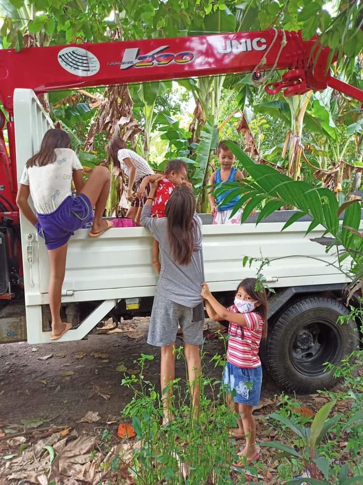（上两图为菲律宾民众撤离家园，前往疏散中心。来自网络）