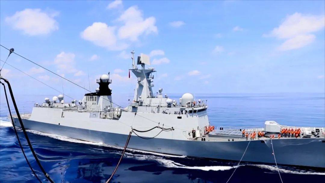 在另一海域,海军某支队组织的舰艇编队海上补给演练也在紧张进行.