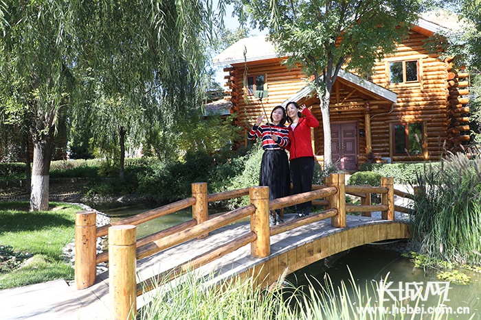 游客在唐山市丰润区西那母生态旅游度假村自拍留影.朱大勇&nbsp;摄