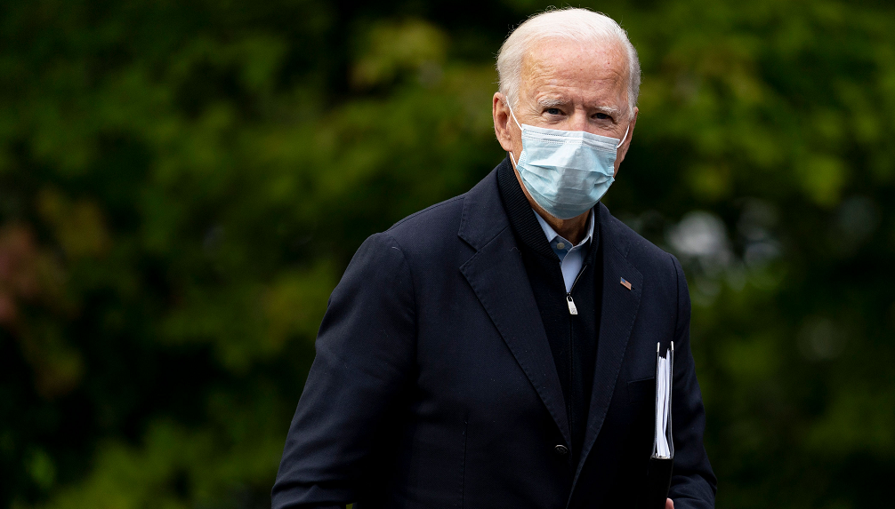 美国时间6点多特朗普连发十几条推特拉票他还一度坐车出院