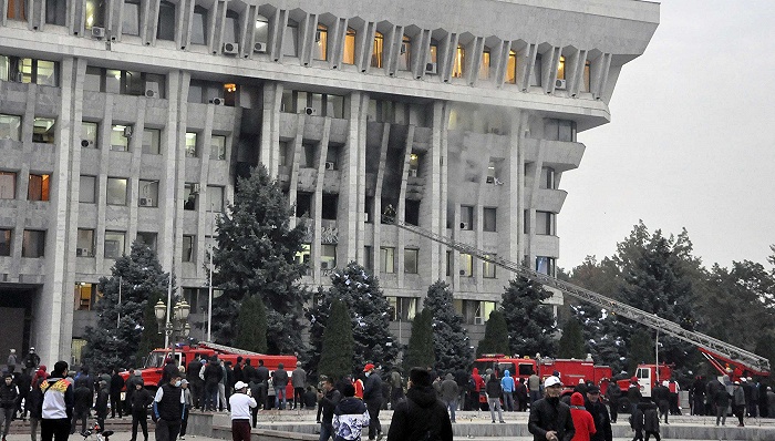 吉尔吉斯斯坦“白宫”被强行攻占，中使馆紧急提醒