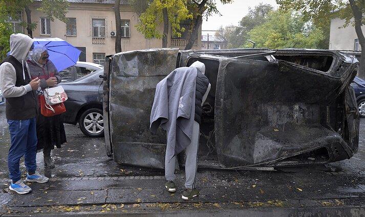 ▲当地时间10月6日，吉尔吉斯斯坦首都比什凯克街头被付之一炬的汽车。图据法新社