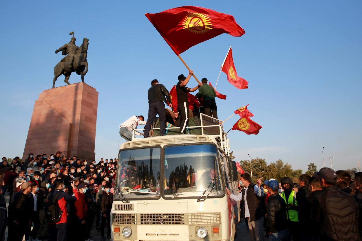 ▲　吉尔吉斯斯坦街头的示威者。图据CDE News