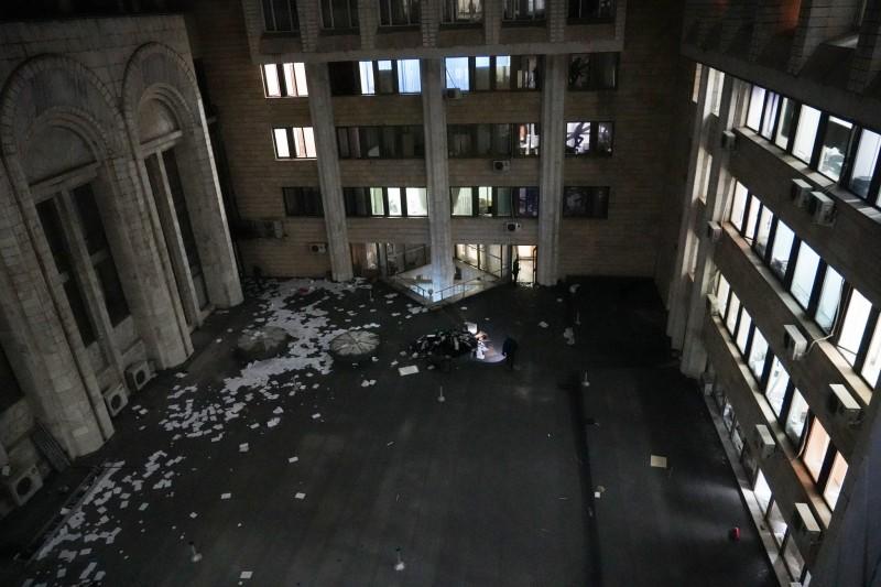 ▲反对派占领政府大楼后，将文件抛出楼外。图据Delfi