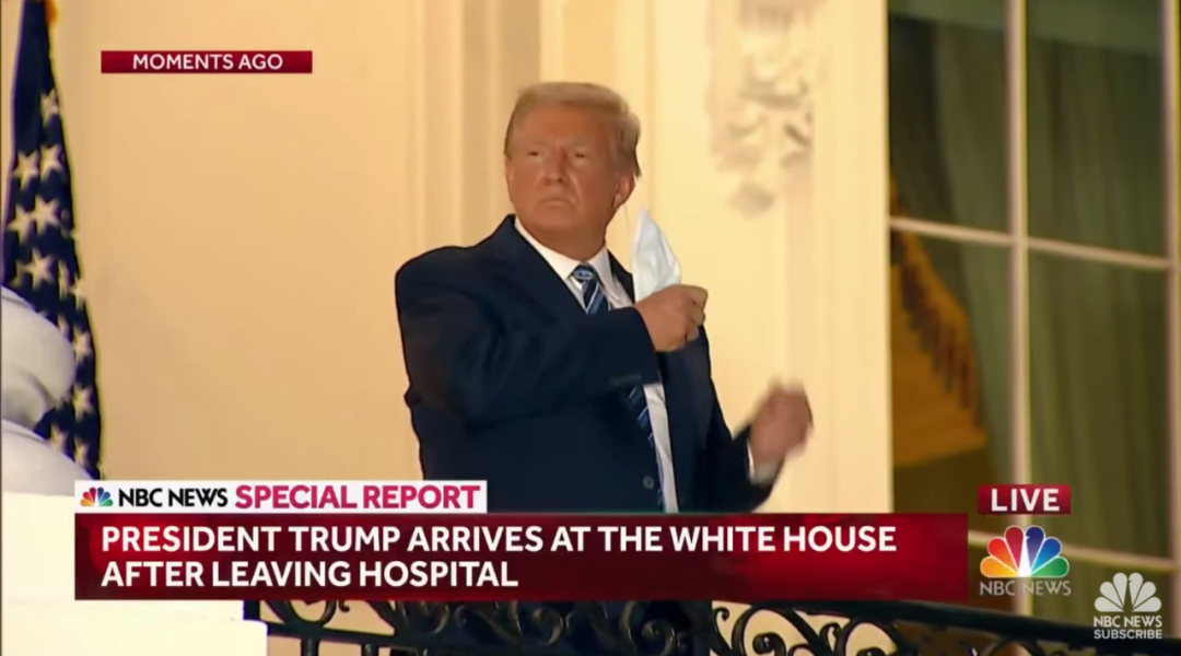  10月5日晚，特朗普从沃尔特·里德国家军事医疗中心回到白宫并摘下口罩。图片来源：NBC截屏