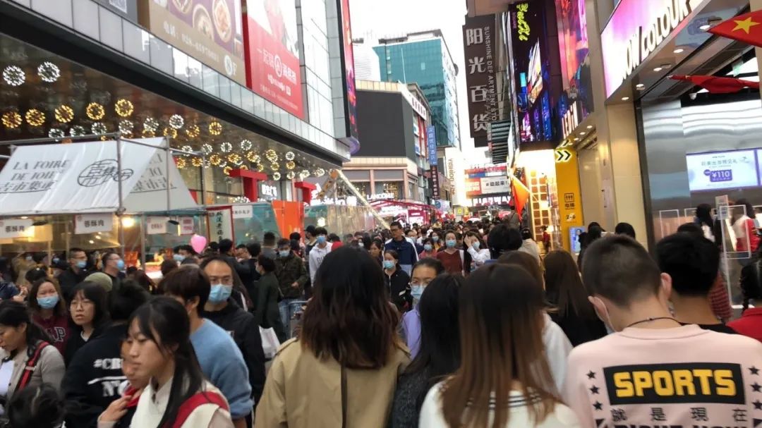 成都最繁华的商业街春熙路，原本不宽阔的街道上挤满了人群。供图：《中国经济周刊》读者