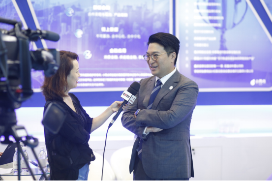 李家诚：“娱乐头条客”归心地产