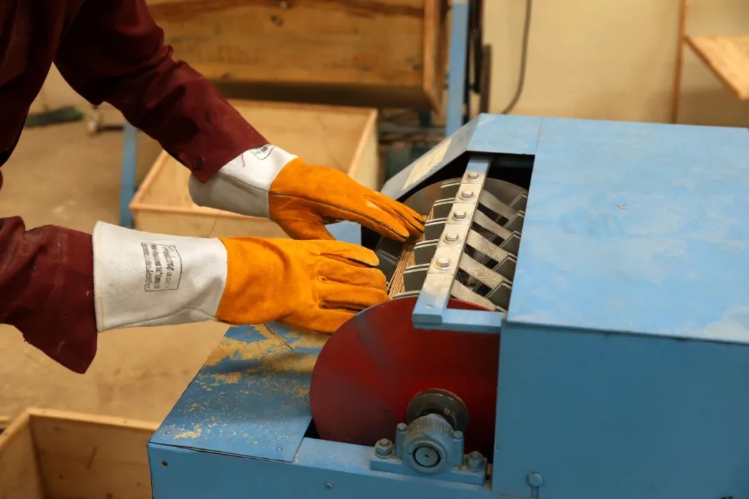 在肯尼亚中部一处工业园区的竹牙签工厂,工人们正在调试机器设备.