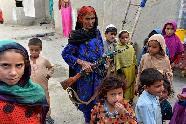  △2019年4月22日，阿富汗楠格哈尔省，一名持枪妇女与孤儿在一起 图自法新社