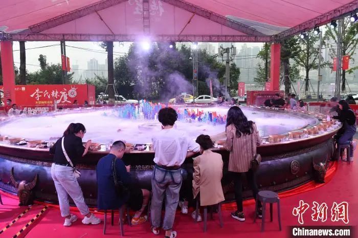 资料图:图为食客三五成群约上好友一同品尝“天下第一大火锅”。周毅 摄