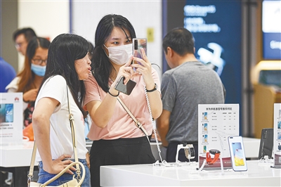 海南离岛免税购物火热 消费者：休息区内想找个座位都不容易
