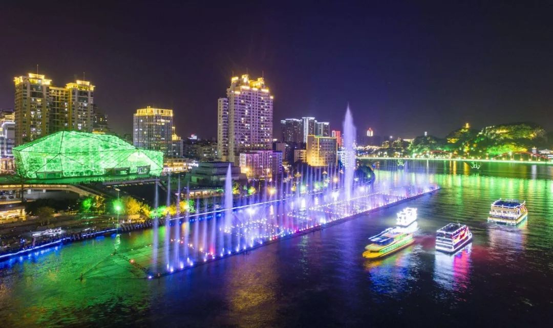 柳州的夜景向来为人称赞,"百里柳江,百里画廊"便是对柳州夜景的最大