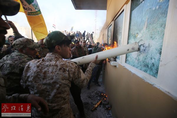  伊拉克抗议者2019年12月31日破坏美国驻伊拉克使馆建筑物防弹玻璃。（法新社）