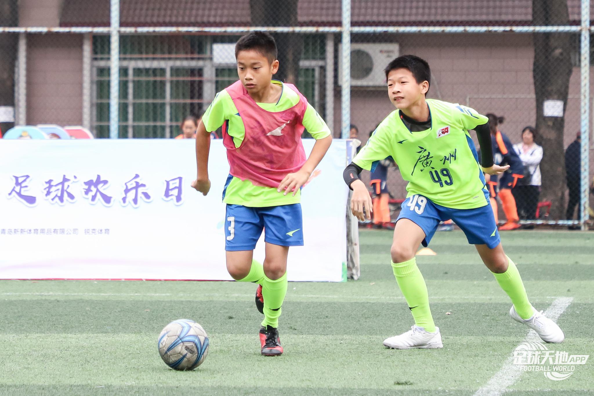 青少年足球欢乐日举行