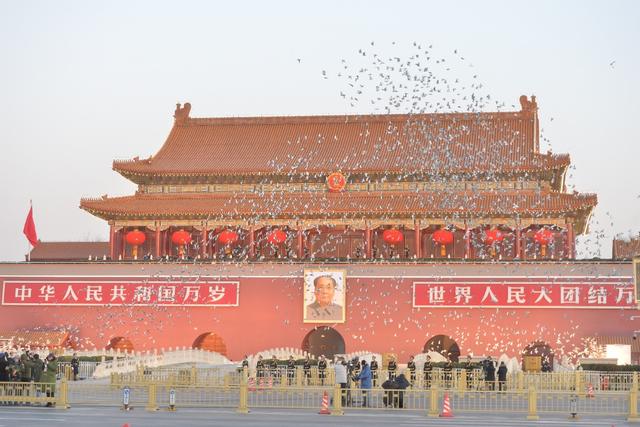 2020第一次天安门升旗现场欢呼祖国万岁