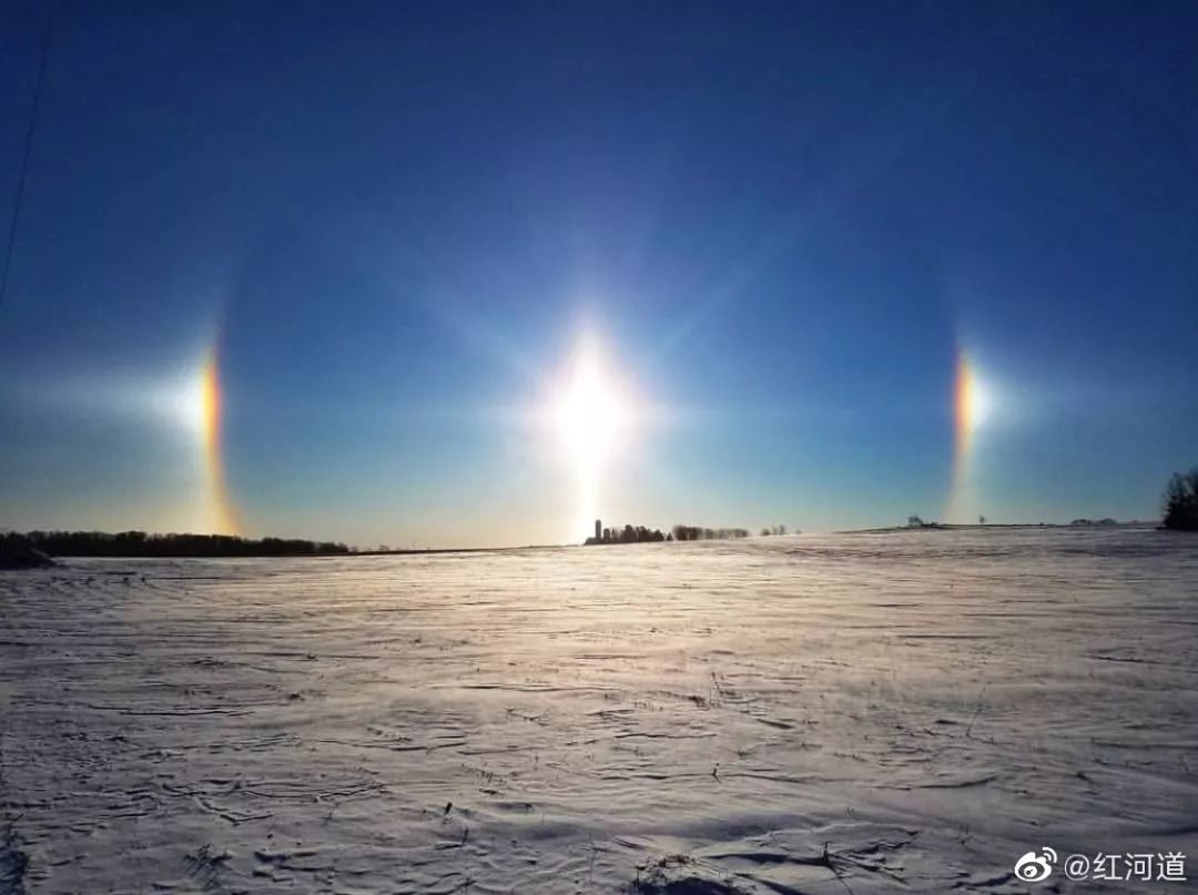 三个"太阳"是幻日的现象,幻日是大气的一种大气光学现象.