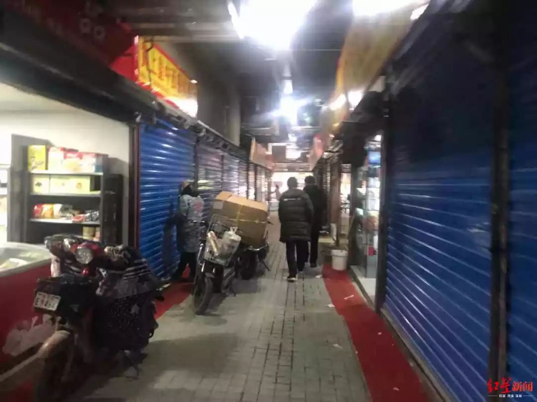 up to date!  Wuhan pneumonia epidemic-related market closed, animal viscera scattered on street corners
