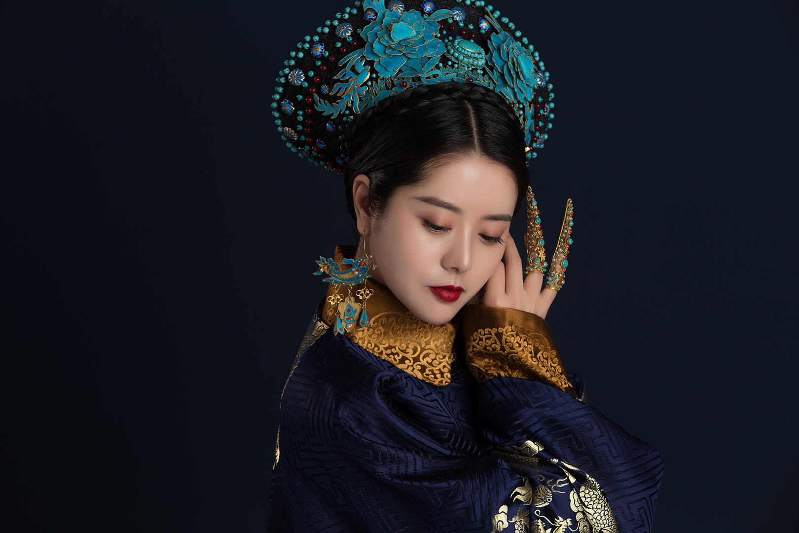 用易拉罐还原京剧凤冠,仿制古装剧发饰获560万播放量,成都妹纸火了