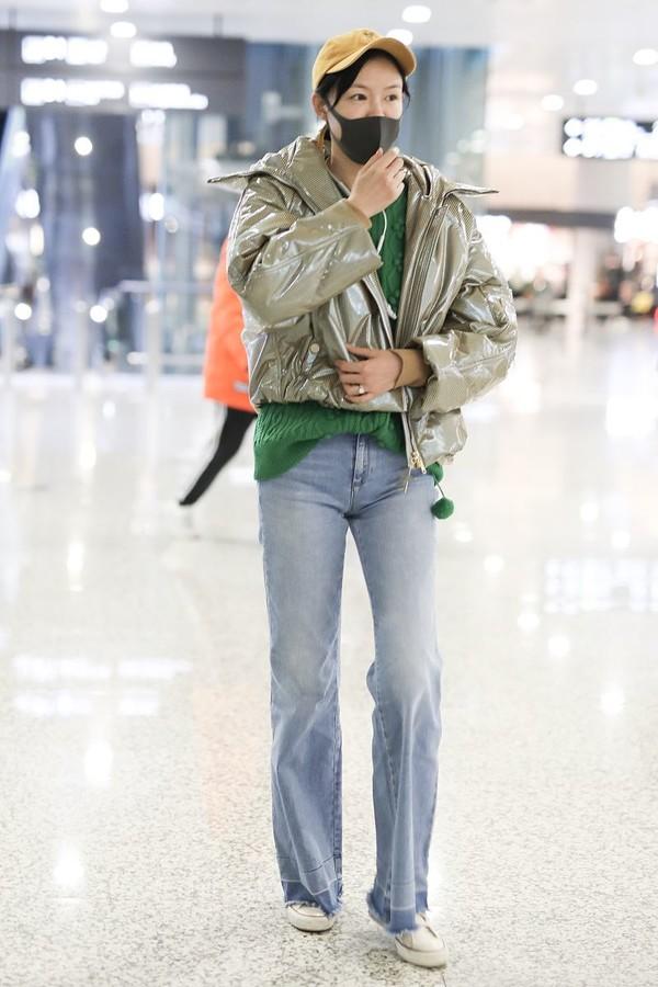 李艾晒纯素颜照,蜡黄肤色显老态,这样真实反而漂亮!