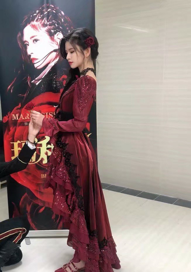 林思意的身上穿了一件暗红色的长裙,长裙的样式也是丝质的风格,把她的