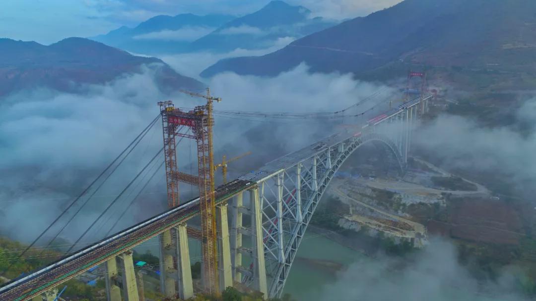世界最大跨度铁路拱桥怒江特大桥主体建成