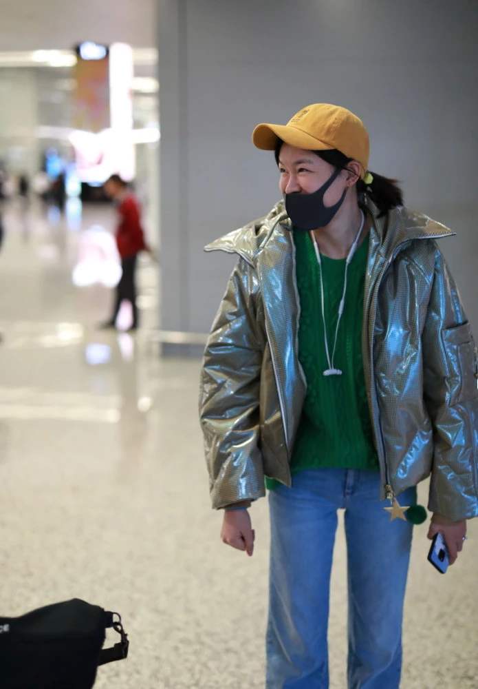 李艾晒纯素颜照,蜡黄肤色显老态,这样真实反而漂亮!