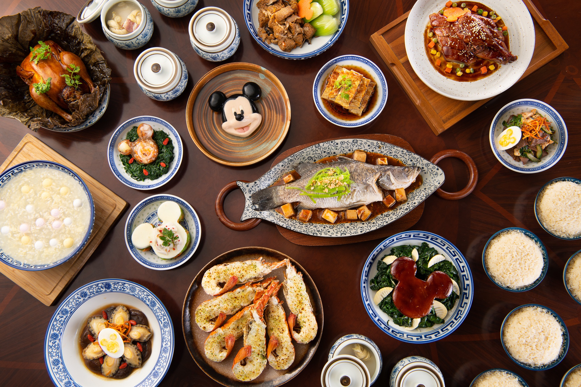 上海迪士尼推出春节主题活动米奇米妮换新装