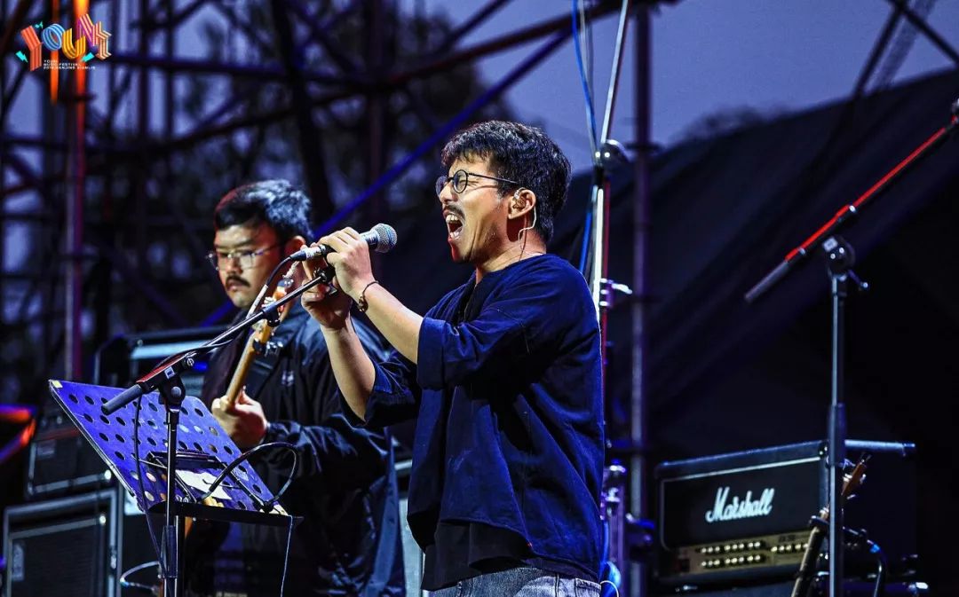 当年,这首歌出炉,作家桑格格在网上评论道:"莫西子诗的淳朴净化了俞心