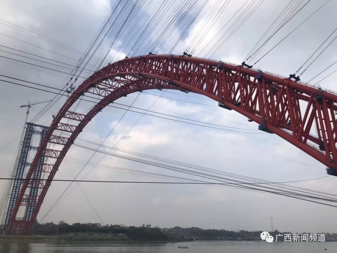 今天上午,"世界第一拱"平南三桥主拱圈实现高精度合龙