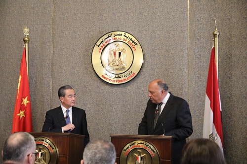 国务委员兼外长王毅在开罗同埃及外长舒克里共同会见记者。（图源：中国驻埃及大使馆官网）