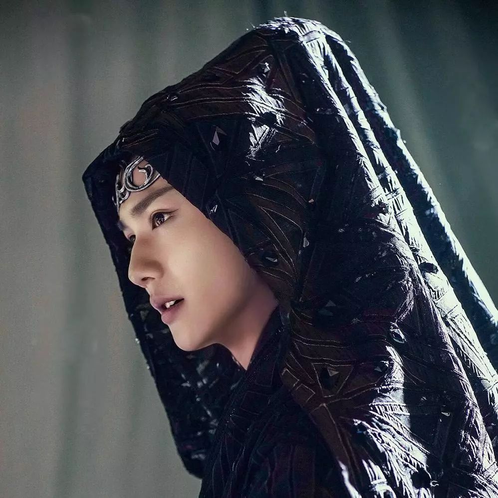 还记得花千骨里的南弦月吗他现在长这样