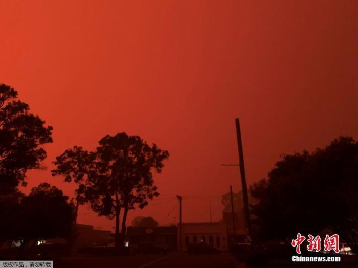 当地时间2019年12月31日,澳大利亚维多利亚州马拉库塔的天空被山火映红,数以千计的当地居民和度假游客收到撤离通知。