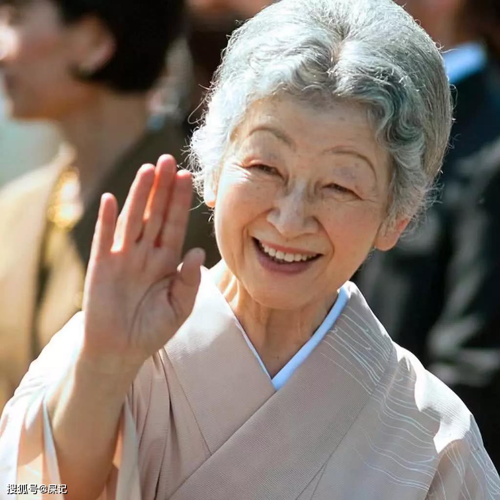 美智子皇后与明仁天皇因网球结缘,1957年,还是皇太子的明仁不约而同的