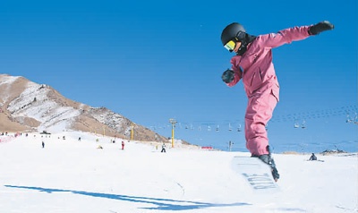 游客在甘肃张掖祁连山滑雪场上滑雪。 　　王 将摄（人民视觉）