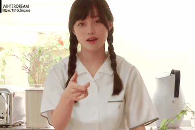 她一出道就被封为"天使般的三次元偶像","千年一遇的美少女",万千宅男