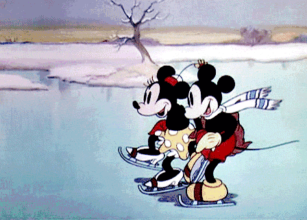 没有冰鞋的小伙伴也可以带上自己到安全区域来打"出溜滑"哦!